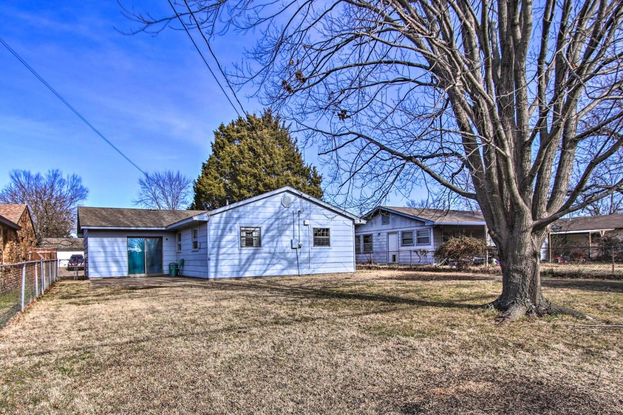 Dog-Friendly Bartlesville Retreat With Yard! Exterior photo