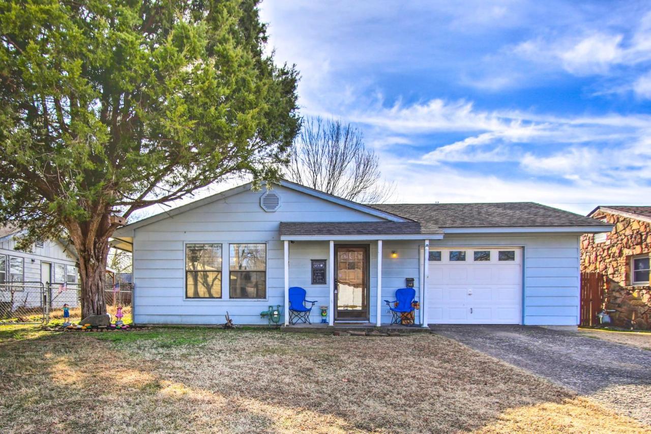 Dog-Friendly Bartlesville Retreat With Yard! Exterior photo