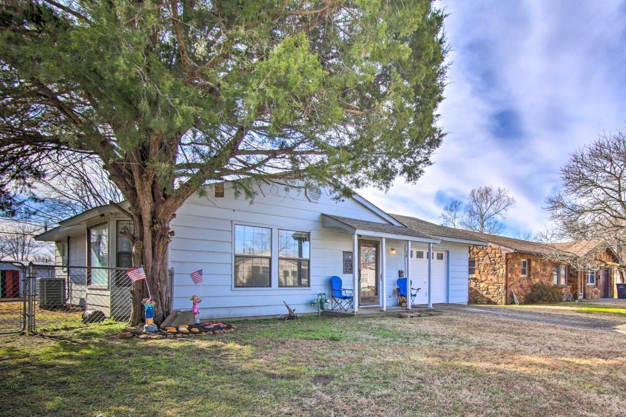 Dog-Friendly Bartlesville Retreat With Yard! Exterior photo