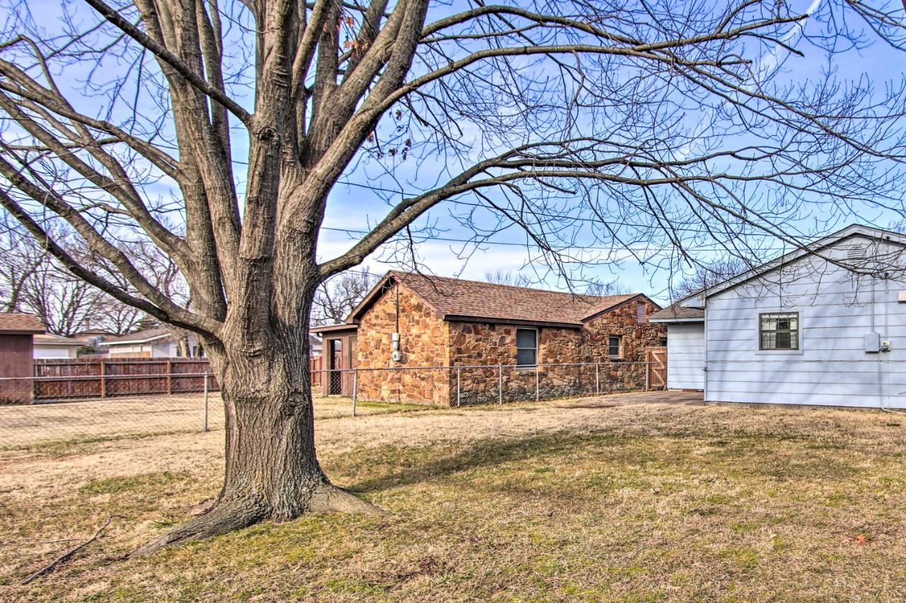 Dog-Friendly Bartlesville Retreat With Yard! Exterior photo